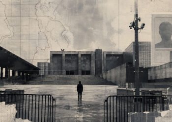 Sosok anonim di ruang urban brutalist dengan elemen arsip, peta, grid, dan kamera pengawas — What Is Neo Republica?