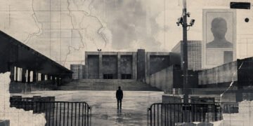 Sosok anonim di ruang urban brutalist dengan elemen arsip, peta, grid, dan kamera pengawas — What Is Neo Republica?